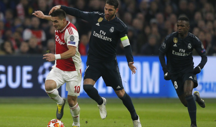 Dusan Tadic, del Ajax (izq.), es marcado por Sergio Ramos. AP