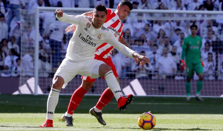 Casemiro, del Real Madrid (izq), disputa el balón  ante el defensa del Girona, Pedro Porro. /Foto EFE