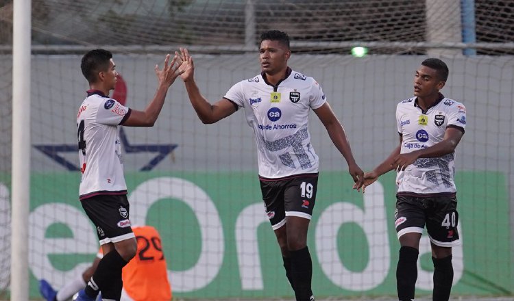 Jair Catuy (cent.) del Tauro es felicitado por sus compañeros por haber anotado gol ante Santa Gema. /Foto @LPFpanama