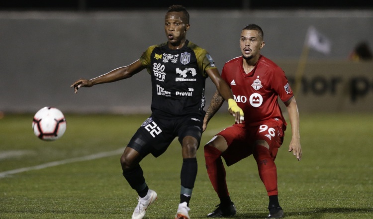 Romeesh Ivey, del CAI (izq.), y Auro Junior, de Toronto FC. AP