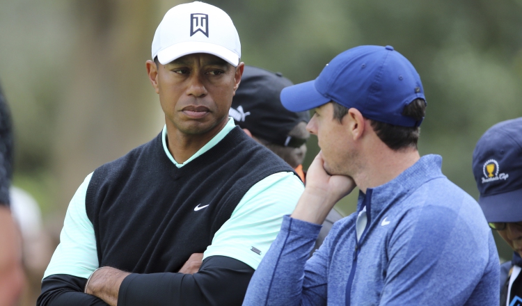 Tiger Woods conversa con Rory McIlroy. AP