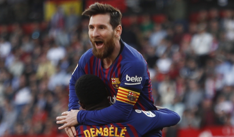 Messi festeja su segundo gol ante Sevilla con Ousmane Dembélé, el argentino hizo triplete. AP
