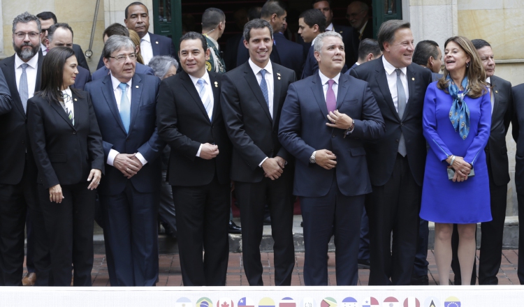 Juan Guaidó con presidentes latinoamericanos ayer en Bogotá. AP