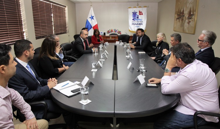 Reunión entre directivos de c ruceros y la AMP. Foto AMP