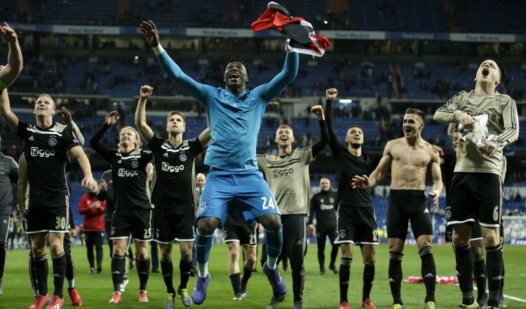 Jugadores del Ajax saludan a sus seguidores en el Bernabéu. AP