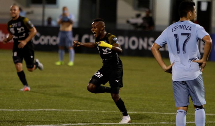 Romeesh Ivey (negro) del Club Atlético Independiente celebra su gol ante Kansas City. EFE