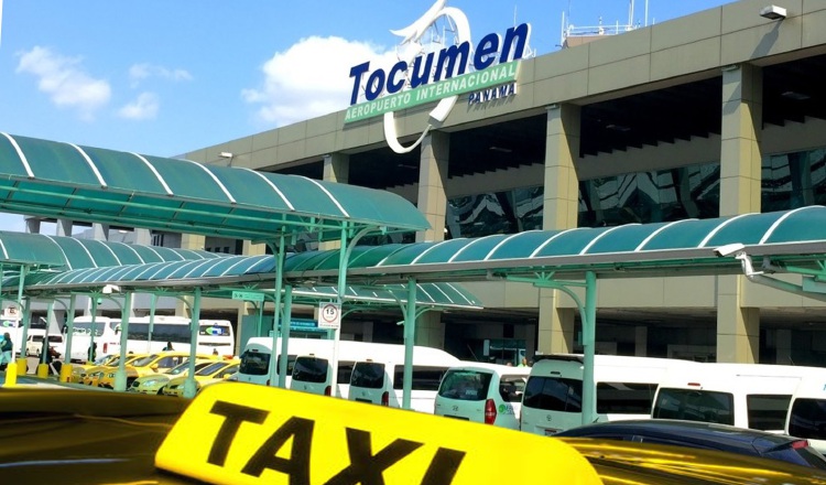 Ayer se les permitió a los taxistas ingresar de manera regular, al suspenderse la prohibición por parte de la administración. Archivo