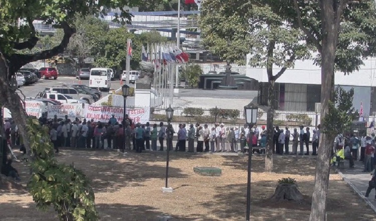 En los predios de la Asamblea siempre están los jubilados. Foto: Cortesía
