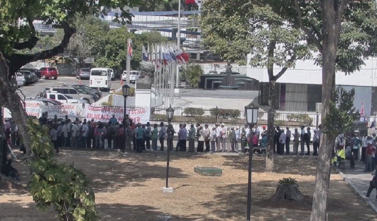 En los predios de la Asamblea siempre están los  jubilados. Foto: Cortesía