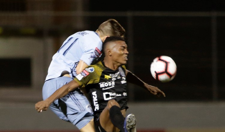 Rubén Barrow, del CAI (der.), disputa un balón con Kelym Rove, de Kansas City. EFE