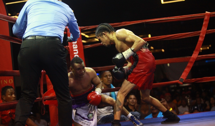 El colonense Johnny Garay (rojo) y el chorrerano  'La Arañita' Ortega empataron.