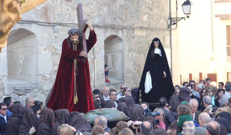 1. Las imágenes del Cristo y la Dolorosa están a punto de encontrarse.
