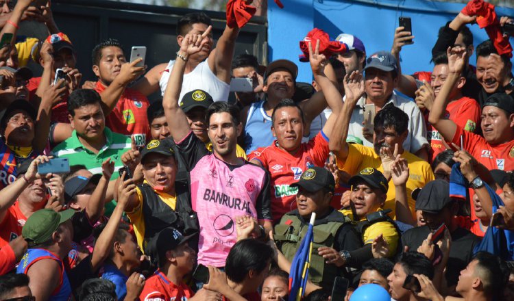 Jaime Penedo con los aficionados de los Rojos. Foto Cortesía