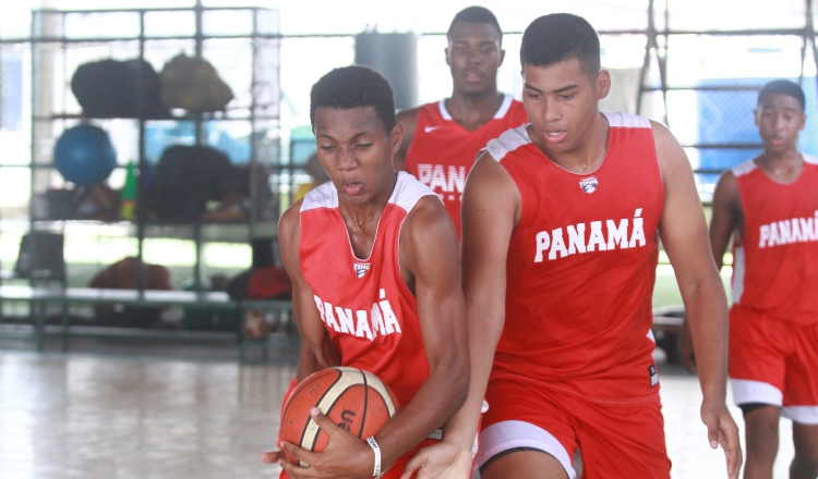 La selección de Panamá entrenó en la cancha del Grill 50. Foto Anayansi Gamez