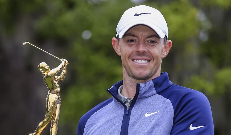 Rory McIlroy levanta su trofeo.