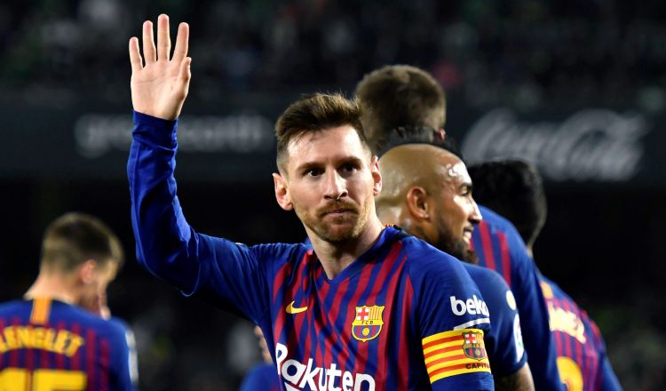 Messi agradece la ovación de la afición del Betis. EFE