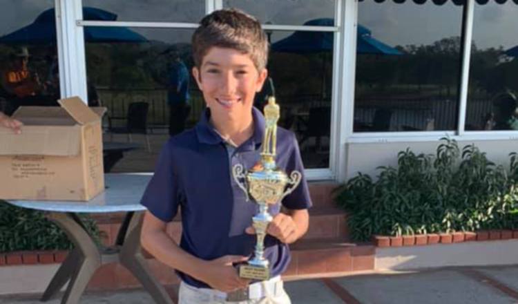 Diego Álvarez con su trofeo. Cortesía