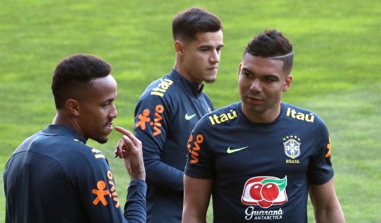 Los jugadores de Brasil Eder Militao (i) y Casemiro (d), y Coutinho (c) durante el entrenamiento realizado en el estadio de Bessa. EFE