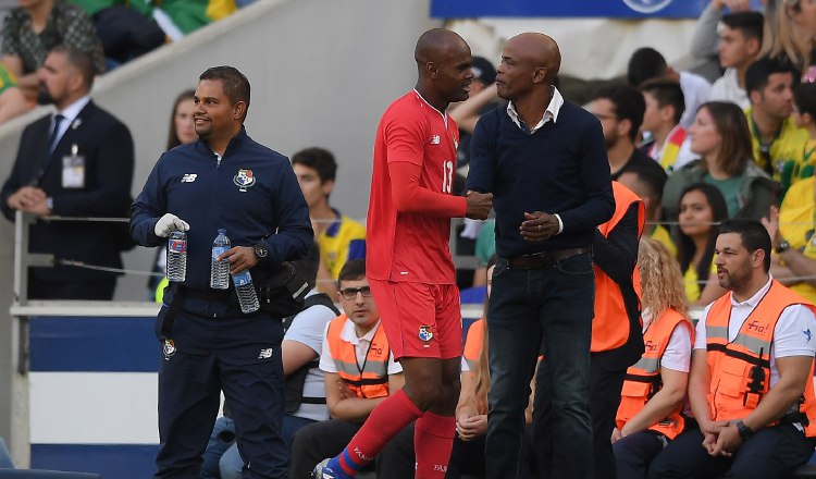 Dely Valdés felicita a Machado por su gol.