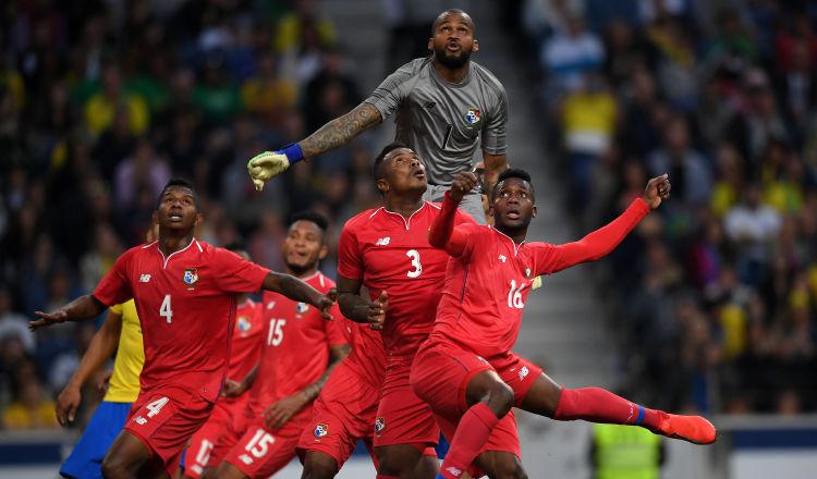 Luis Mejía jugó los 90 minutos del partido de ayer contra Brasil. EFE