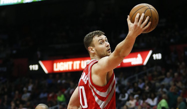 Donatas Motiejunas ha jugado cinco años en la NBA. AP