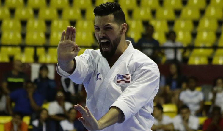El estadounidense Ariel Torres ayer durante la final del torneo Panamericano de Karate Sénior. EFE