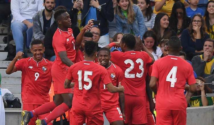 Los jugadores panameños celebran la anotación de Adolfo Machado. Anayansi Gamez