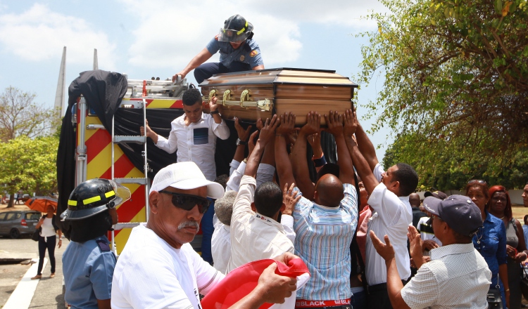 Familiares, amigos y colegas boxeadores despidieron al púgil ayer. Anayansi Gamez