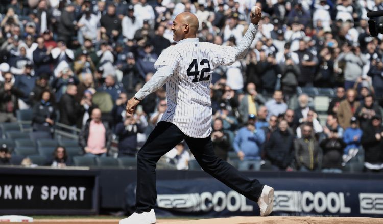 Mariano Rivera, que en julio ingresará al templo de los inmortales, estuvo en el primer partido de la temporada de los Yanquis. EFE