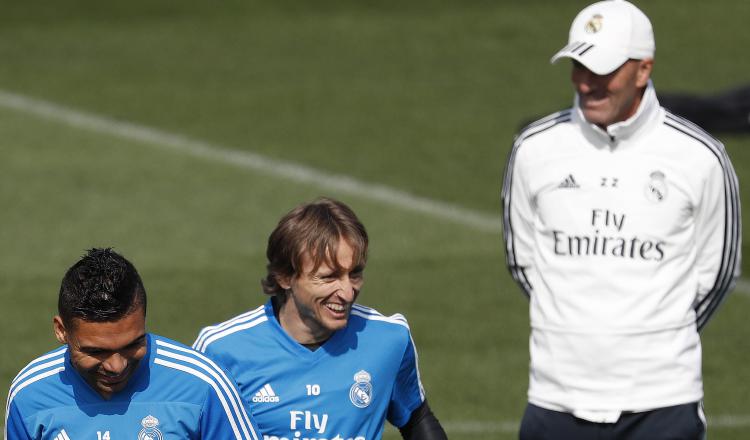 Zidane junto a Modric en el entrenamiento de ayer. EFE