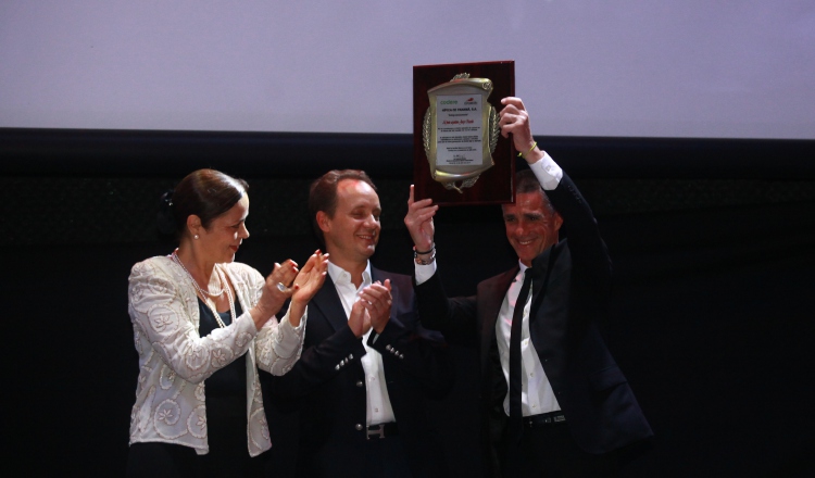 El jinete brasileño Jorge Ricardo recibe un premio especial de manos de Ramón Rionda.