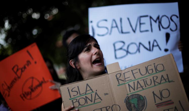 Al mediodía de ayer se dio una manifestación frente a la sede del Ministerio de Ambiente. EFE