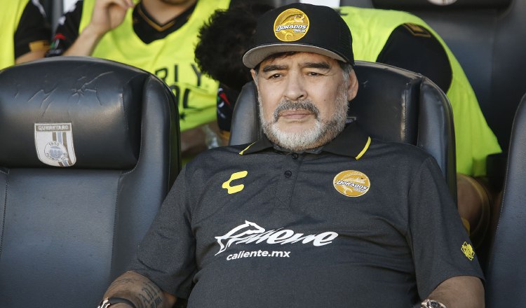 Diego Maradona está molesto por los errores arbitrales. EFE