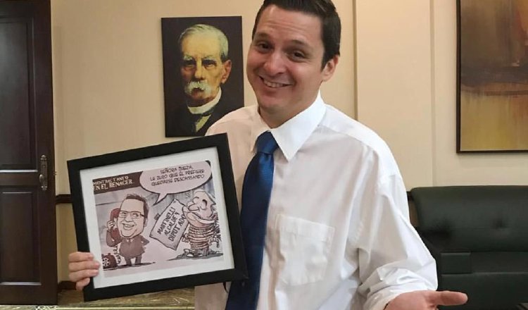 Rubio junto a la imagen donde se hace referencia a Martinelli.