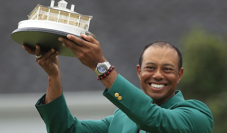 Tiger Woods vistió su quinto saco verde ayer.