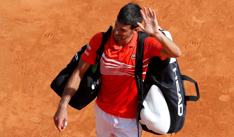 Novak Djokovic cedió el primer parcial tras entregar en dos ocasiones su saque. EFE
