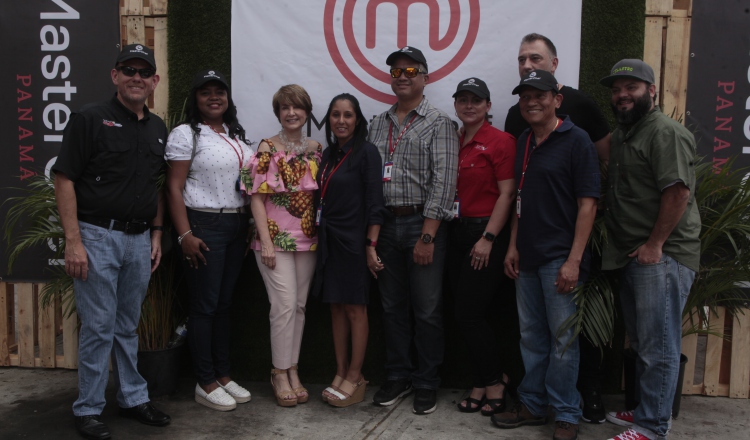 1. Roberto Díaz, Rosario Rentería, Cuquita Arias de Calvo, Daysi Gálvez, Emery Lew, Lina Carvajal, Marcelino Velásquez, Fabien Mygni y Felipe Milanés.