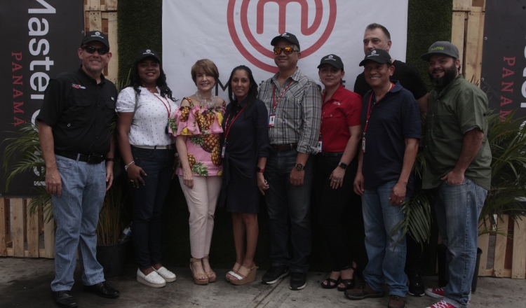 1.  Roberto Díaz, Rosario Rentería, Cuquita Arias de Calvo, Daysi Gálvez, Emery Lew, Lina Carvajal, Marcelino Velásquez, Fabien Mygni y Felipe Milanés.