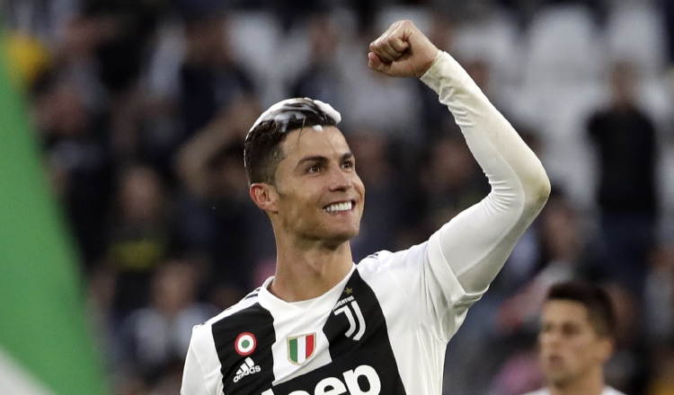 Cristiano Ronaldo festeja el título de la Juventus. AP