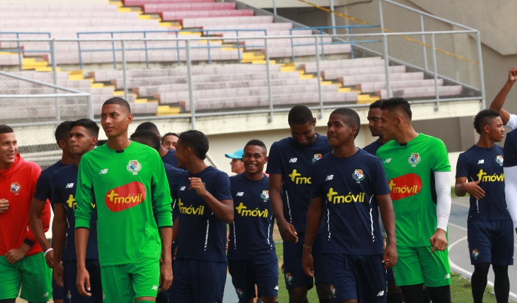 Los jugadores de la selección sub20 previo al inicio del entrenamiento de ayer en el Rommel Fernández. Anayansi Ganez