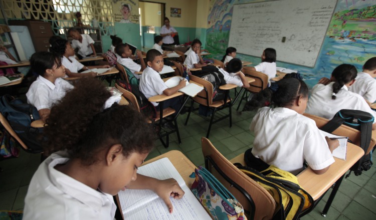 Altos costos escolares enfrentan los padres de familia. Archivo