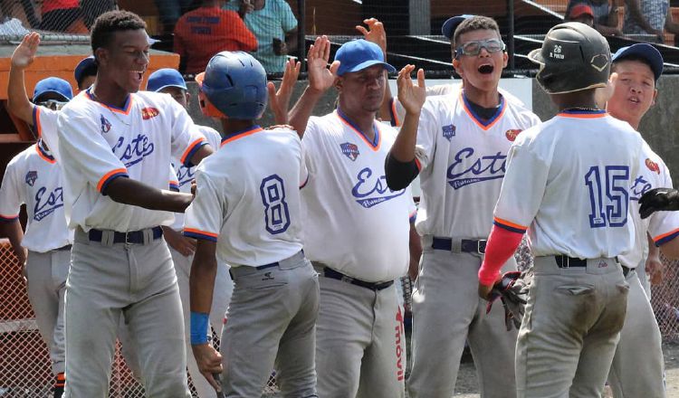 Los jugadores de Panamá Este celebran la conquista del Campeonato Sub-15 en el estadio Olmedo Solé. Cortesía