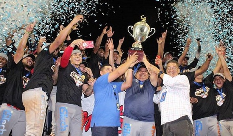 Panamá Metro festeja su campeonato en el béisbol mayor. @Fedebeis