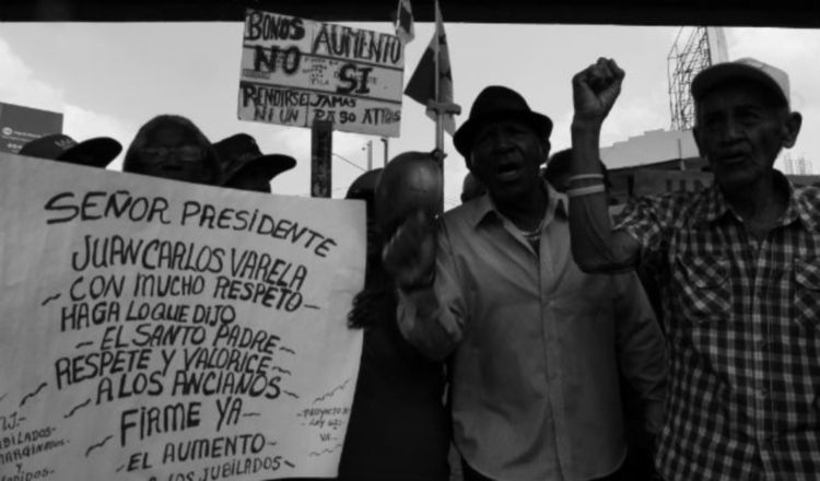 Los jubilados no están contentos con la decisión. Foto: Panamá América