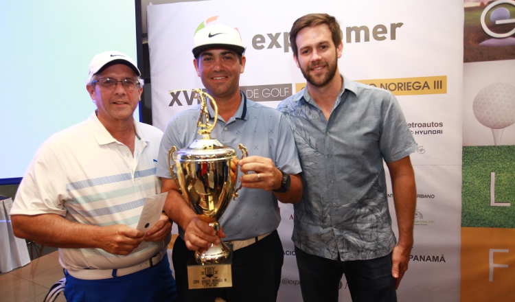 1.  Erasmo Orillac, Carlos Clement y José Antonio Sosa ganaron el primer gross. Fotos: Anayansi Gamez