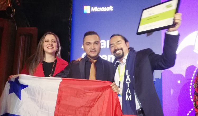 El profesor Ramón Guerra, docente panameño, se muestra muy complacido por el logro en  el Foro E2 Microsoft Educator Exchange. Foto: Cortesía.