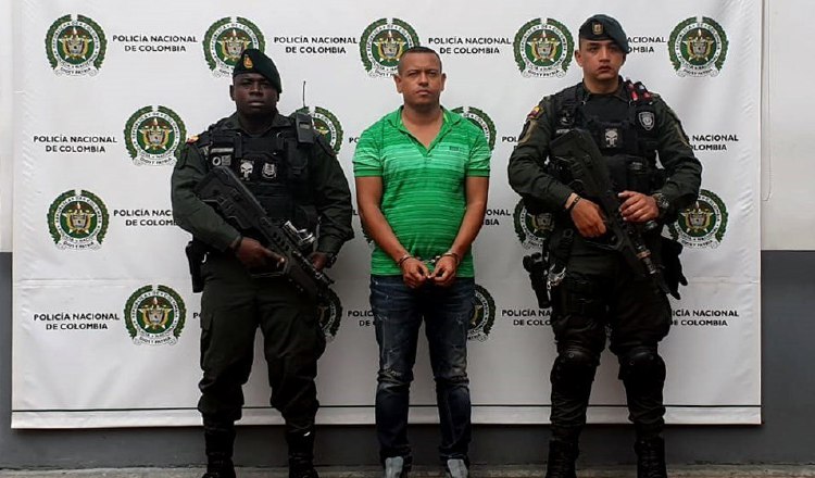 Policías custodian a Olindo Perlaza Caicedo (c), alias Olindillo. EFE.