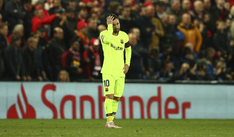 Lionel Messi lamenta la eliminación del Barcelona. AP