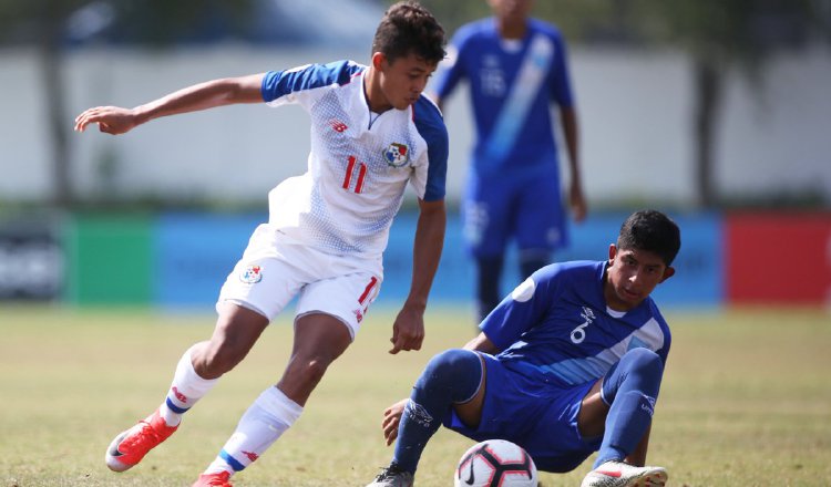 El jugador panameño Abdiel Castro (11) evade la marca de Miguel Ardon, de Guatemala. @Fepafut