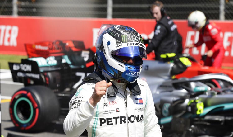 Valtteri Bottas, de Finlandia, festeja. AP